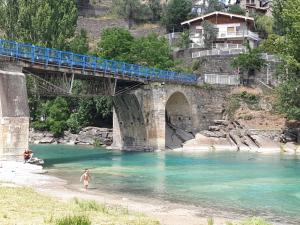 a train crossing a bridge over a river at Apartamento Villa de Venecia in Margudgued