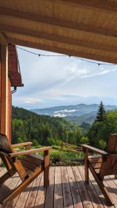 Cảnh núi rừng hoặc tầm nhìn ra núi từ nhà nghỉ dưỡng