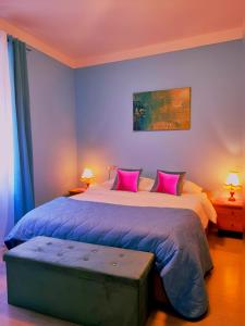 um quarto com uma cama grande e almofadas cor-de-rosa em Sweet Dream em Passignano sul Trasimeno