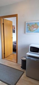 uma porta que leva a um quarto com uma cama em Private room, close to a swimming pool em Reykjavík