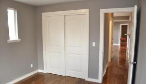 Sherwood Cottage - Steps from Old Town & Poudre River في فورت كولينز: باب أبيض في غرفة مع مدخل