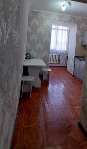1 bedroom apartment on 77 Toktogula street tesisinde bir oturma alanı