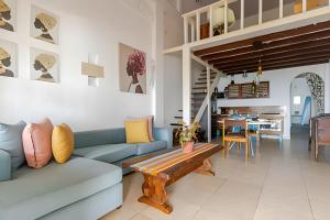 ein Wohnzimmer mit einem Sofa und einem Tisch in der Unterkunft Benedetti: Building in the historic center of Cartagena in Cartagena de Indias