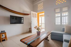 ein Wohnzimmer mit einem Sofa und einem Tisch in der Unterkunft Benedetti: Building in the historic center of Cartagena in Cartagena de Indias