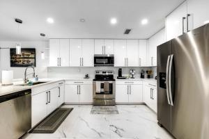 Dapur atau dapur kecil di Delray Beach Home with Pool about 4 Mi to Beach!