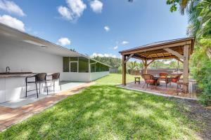 Taman di luar Delray Beach Home with Pool about 4 Mi to Beach!
