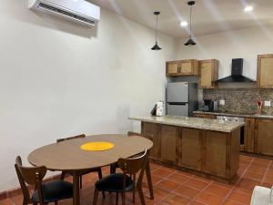 a kitchen with a wooden table and chairs and a counter at ¡Condominio céntrico en La Paz! in La Paz