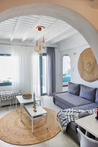 een woonkamer met een bank en een tafel bij Sand Lily Villa Mykonos in Mykonos-stad