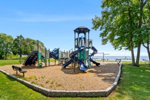 Ο χώρος παιχνιδιού για παιδιά στο Grandma's Summer House Beverly Beach