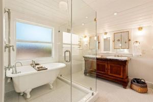 Koupelna v ubytování Vine Street Bungalow-Hot Tub, EV, Walk to Town + 29 fotografií