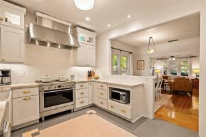 Kuchyň nebo kuchyňský kout v ubytování Vine Street Bungalow-Hot Tub, EV, Walk to Town