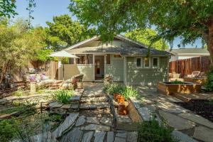 Zahrada ubytování Vine Street Bungalow-Hot Tub, EV, Walk to Town