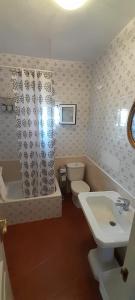 a bathroom with a sink and a tub and a toilet at La Huella del Peregrino - Ionut Preda in Palas de Rei 