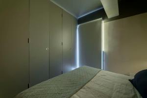 a bedroom with a bed and a closet at Encantador espacio cercano de Barrio Italia in Santiago +14 photos