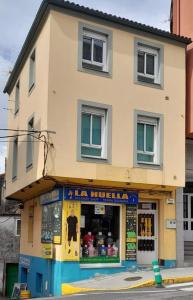 a building with a shop in front of it at La Huella del Peregrino in Palas de Rei 