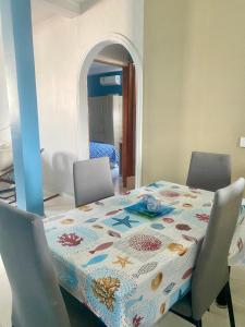 ein Tisch mit gemustertem Tischtuch darüber in der Unterkunft Apartamento en Cartagena in Cartagena de Indias