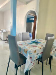 einen Esstisch mit Stühlen und einem Tischtuch in der Unterkunft Apartamento en Cartagena in Cartagena de Indias