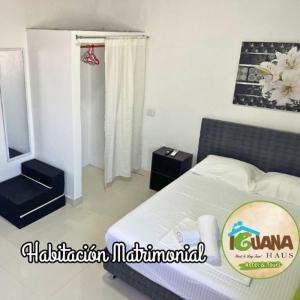 - une chambre d'hôtel avec un lit et un miroir dans l'établissement IGUANA HAUS IQUITOS, à Iquitos