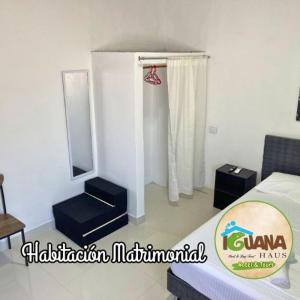 sypialnia z łóżkiem, toaletką i lustrem w obiekcie IGUANA HAUS IQUITOS w mieście Iquitos