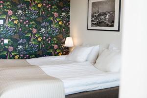 a bedroom with a bed with a floral wallpaper at Villa Solviken in Lysekil