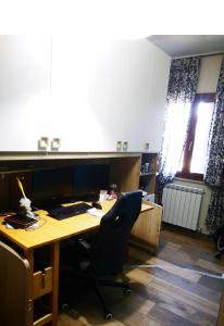 una oficina con un escritorio con una computadora y una silla en Casa Camilla, en Grosseto