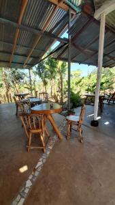- une table de pique-nique et 2 chaises sous un pavillon dans l'établissement Bananas Guest House Private Room, à Altagracia
