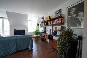 un soggiorno con scrivania e TV di Appartement de Paul ad Aurillac