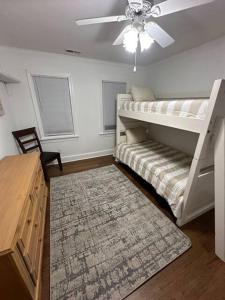 una camera con letto a castello e ventilatore a soffitto di Newly Renovated home in A Beautiful Peaceful Neighborhood a Winterville