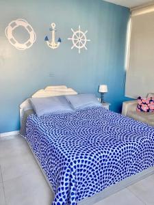 um quarto azul com uma cama e uma parede náutica em Apartamento en Cartagena em Cartagena das Índias