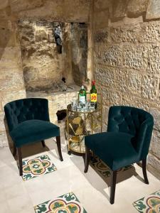2 sillas y una mesa en una habitación en Battery House en La Valeta