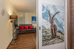 uma sala de estar com uma cabra na porta em Apartments Les Crouses em Valtournenche