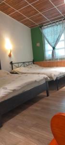 Postel nebo postele na pokoji v ubytování 啡藏幸褔小木屋羅東梅花湖Joy Home B&B