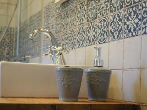 dos tazas azules sentadas en un mostrador junto a un fregadero en Dwargenhus, en Prerow