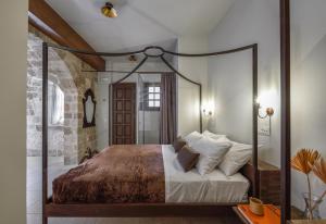 Cama ou camas em um quarto em Spanish Knights Inn