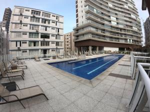 Bazén v ubytování Book Santos - Unlimited 1608 Panorâmico c/ 3 dorm nebo v jeho okolí