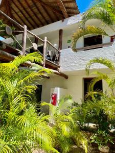 uma casa com palmeiras em frente em Hotel The Winds Of Margarita em El Yaque
