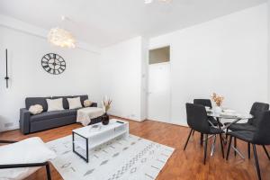 a living room with a couch and a table at Spacious 1 BR London Bridge in London