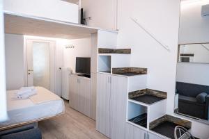 Una pequeña habitación con una cama y un televisor. en My Room SML by PortofinoVip, en Santa Margherita Ligure