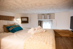 Un dormitorio con una cama grande con toallas. en My Room SML by PortofinoVip, en Santa Margherita Ligure