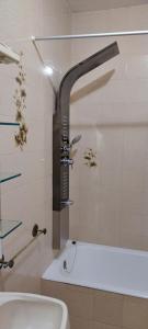 een badkamer met een wastafel en een kraan bij Casa Golfinho (Norte) - Costa Nova in Costa Nova +11 foto's