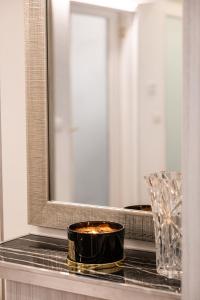 una mesa con dos velas y un espejo en My Room SML by PortofinoVip, en Santa Margherita Ligure 58 fotos más