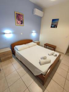 um quarto com uma cama grande e toalhas em Villa Avra em Dassia