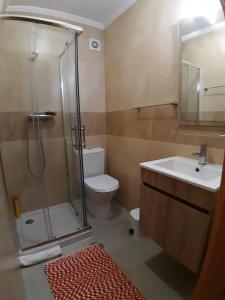 モンテ・ゴルドにあるApartamento T2 Monte Gordoのシャワー、トイレ、洗面台を備えたバスルーム