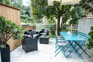 Un patio con una mesa y sillas azules. en My Room SML by PortofinoVip, en Santa Margherita Ligure