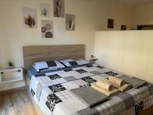 een slaapkamer met een groot bed met kussens erop bij Sophia's Home near the sea - Olivia Studios in Agia Triada