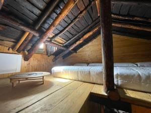 1 dormitorio con 1 cama y 1 mesa en una habitación en Kulla Hupi Agriturism, en Bulqizë