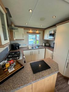 インゴールドメルズにあるMillfields Holiday Park - Knightsbridge Deluxe - Coastal Caravan Breaksのギャラリーの写真