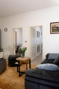 - un salon avec un canapé et une table dans l'établissement Apartman Agata,Osijek, self check-in, à Osijek