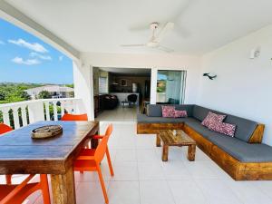 een woonkamer met een bank en een tafel bij # Blue Bay Beach - Ocean View Apartments # in Blauw Baai