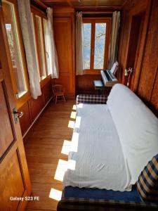 ヴェンゲンにあるTraditional chalet in Wengen - Parterre or Groundの窓のある部屋にある大きなベッドのある寝室